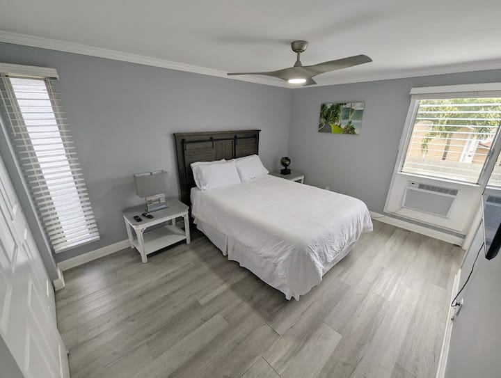 Boresha chumba cha kulala/ mwonekano wa ua mzuri wa nyuma, sauti ya kutuliza ya bwawa na bafu la kujitegemea