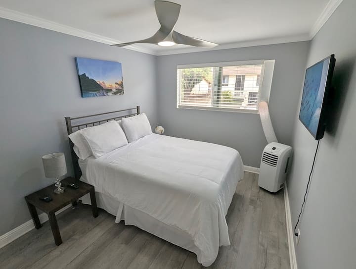 Chumba cha kulala/kitanda chenye ukubwa kamili, televisheni iliyowekwa na mandhari ya milima