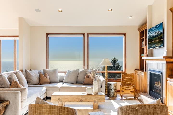 Ocean View Hillside Mansion w/ Hot Tub & Sauna