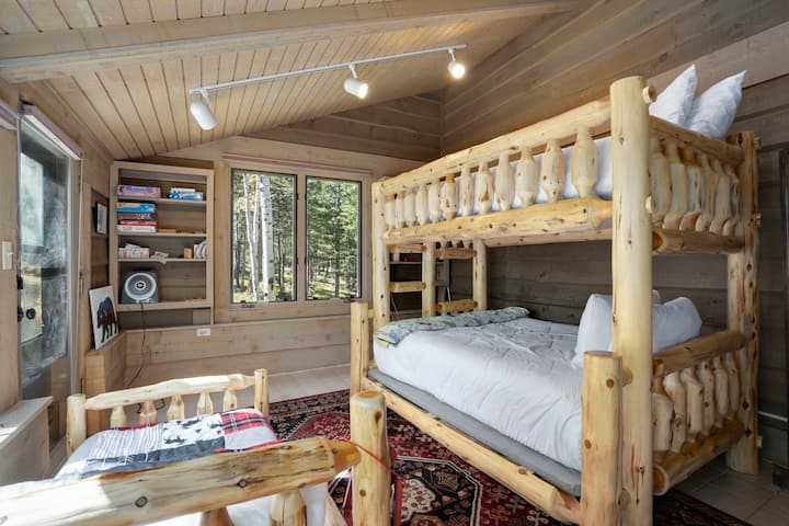 Трета спална соба со кревет на спрат, детски кревет и игротека