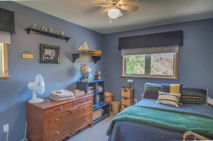 غرفة النوم في المستوى الرئيسي