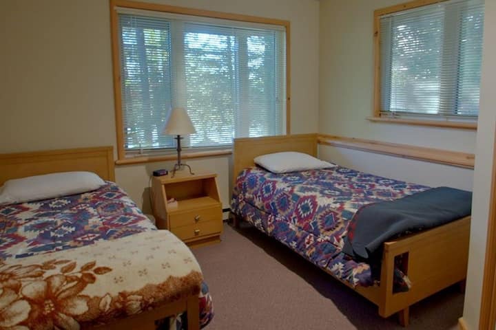 غرفة نوم بمستوى منخفض