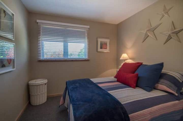 غرفة النوم في المستوى الرئيسي