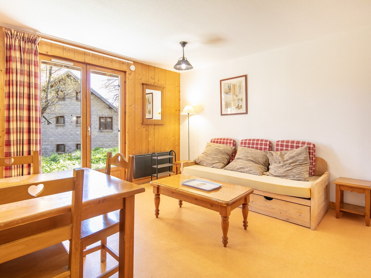 Airbnb performant: Apt 5 ppl, mountains view, heated pool à Saint Sorlin D'arves