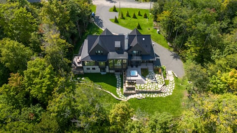 7,000sf chalet w/hot tub, firepit, chef's kitchen