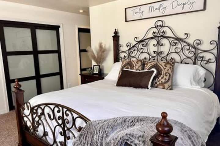 豪華なキングサイズベッドを備えた広々としたマスタースイート。