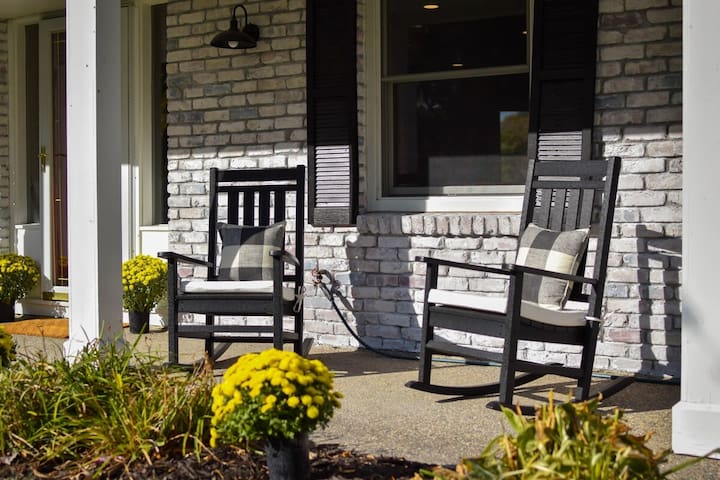 “Zen Den” on the Lake by Roxy Rentals