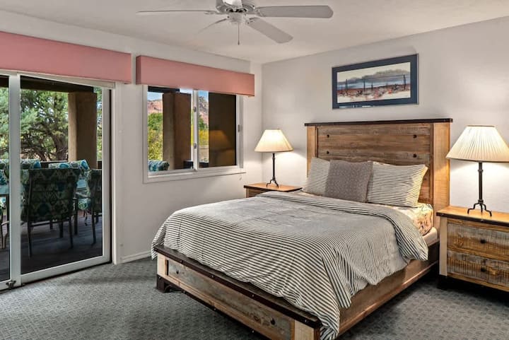 Cama acogedora y relajante con vistas: disfruta de una noche de sueño reparador en el encantador dormitorio 2.