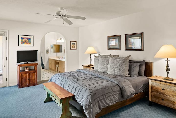 Despiértate renovado en nuestra cómoda suite principal con una cama tamaño king con baño privado.