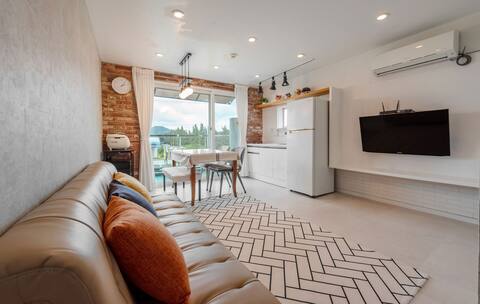 평화로운 자연 풍경이 앞에 펼쳐진 숙소