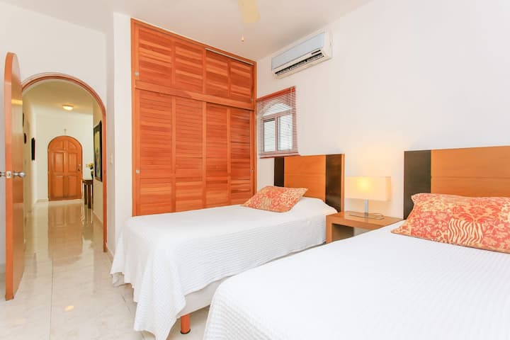 Profitez de deux lits simples ou jumeaux et d'un bel espace de rangement.