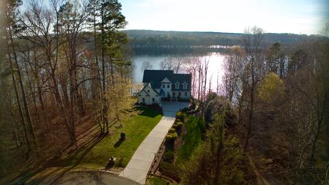 Waterfront home sauna, hot tub, BOAT available