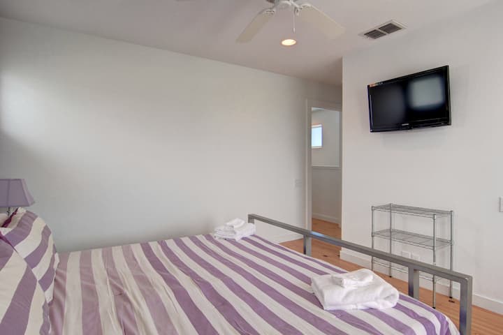 2米宽双人床主卧。 在豪华加大双人床上睡个好觉