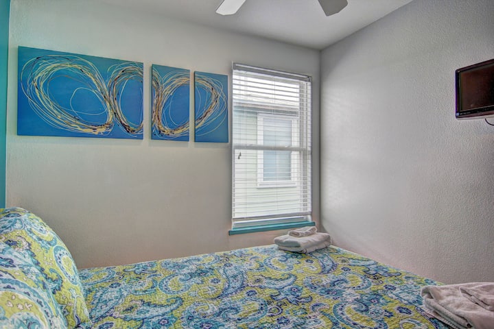 第二间卧室配有标准双人床。 宁静的蓝色第二间卧室配备一张标准双人床。