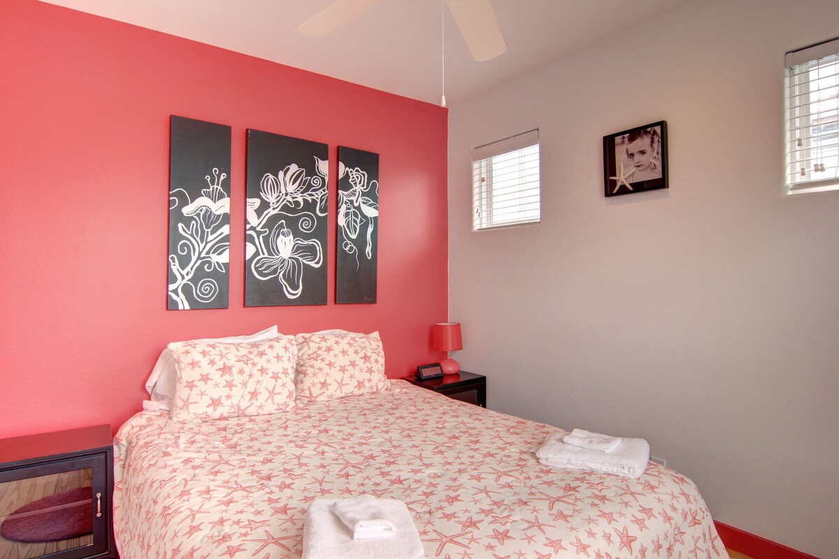 Štvrtá spálňa s manželskou posteľou veľkosti Queen. Táto štvrtá spálňa je pekne ružová a môže sa pochváliť aj manželskou posteľou veľkosti Queen. 