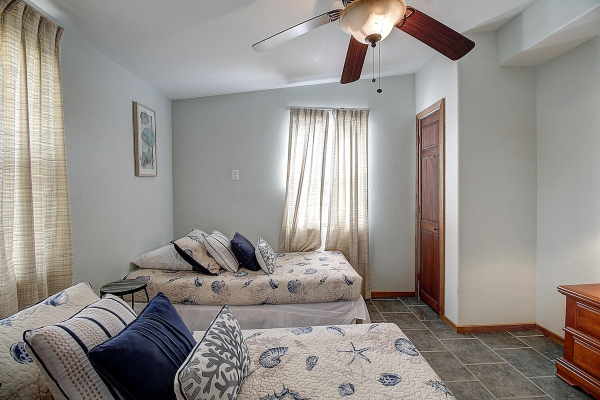 Სასტუმრო ოთახი. მე-3 სასტუმრო ოთახი ფართოა და აღჭურვილია 2 ტყუპით