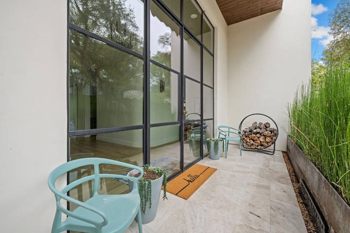 central contemporary w/ POOL and SPA gallery image 5