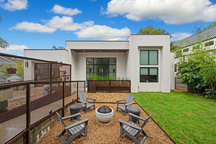 central contemporary w/ POOL and SPA gallery image 3