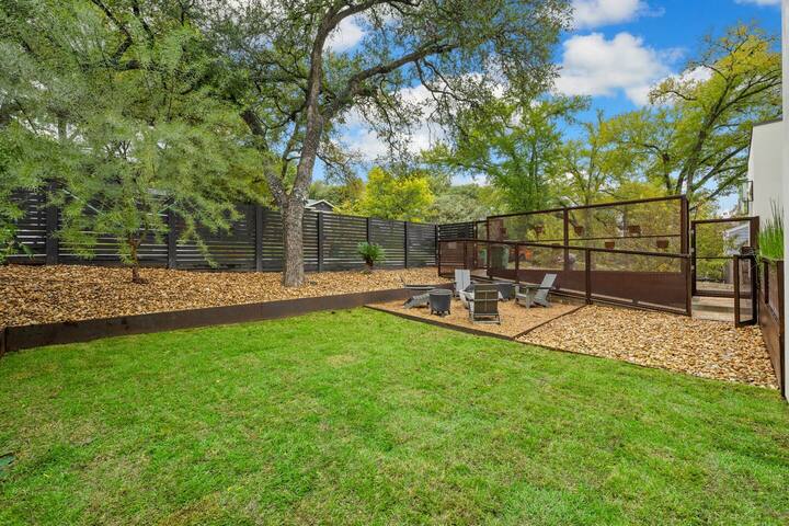 central contemporary w/ POOL and SPA gallery image 4
