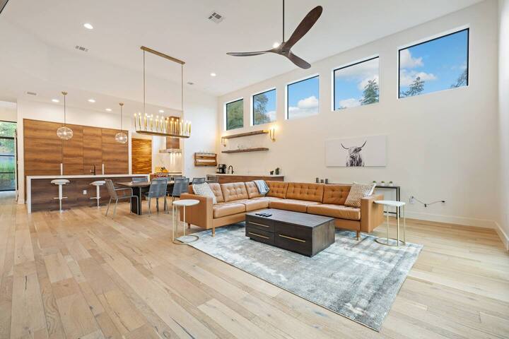 central contemporary w/ POOL and SPA gallery image 2