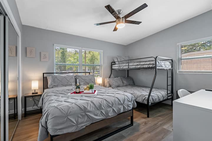 Მიმზიდველი საწოლები რბილი თეთრეულითა და ფუმფულა ბალიშებით.