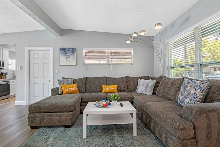 Ტახტი არა მხოლოდ კომფორტული, არამედ დახვეწილი და თანამედროვეა, სუფთა ხაზებითა და პლუშის ბალიშებით, რომლებიც გიწვევთ ჩაძირვისა და განტვირთვისთვის.