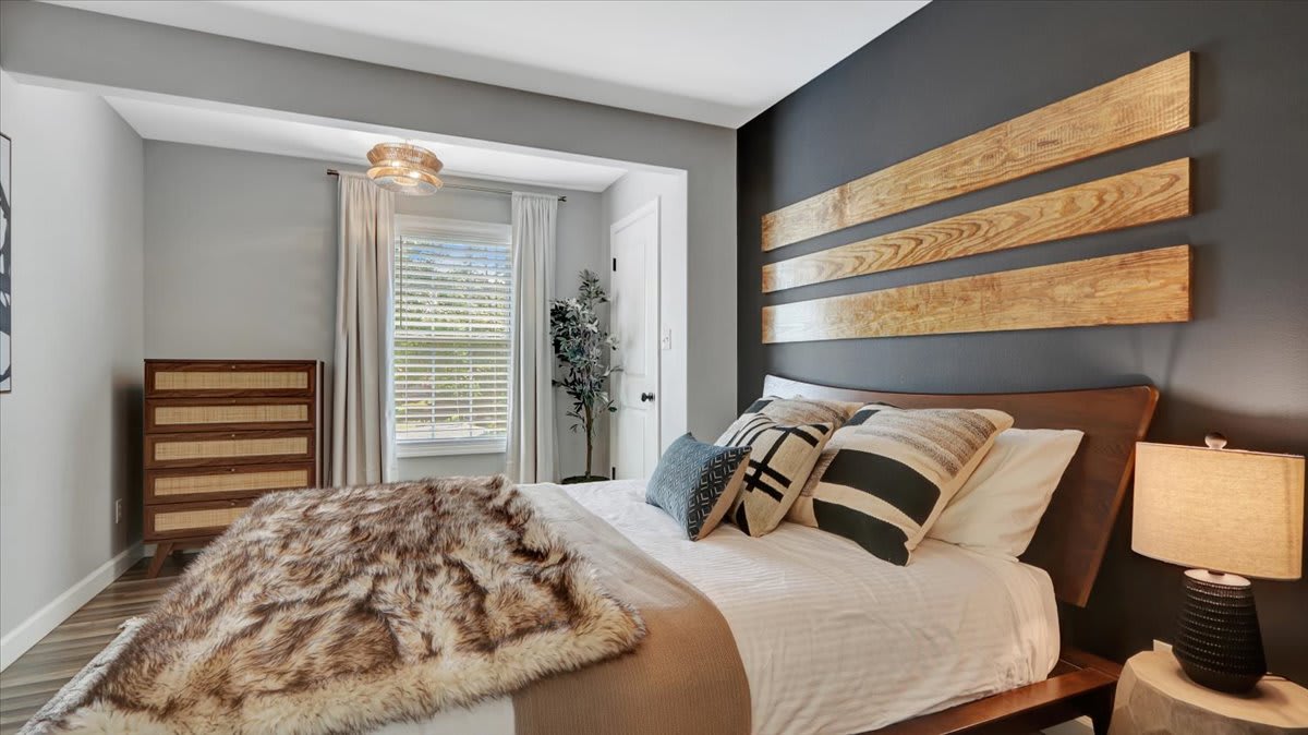 Jednolôžková spálňa s manželskou posteľou