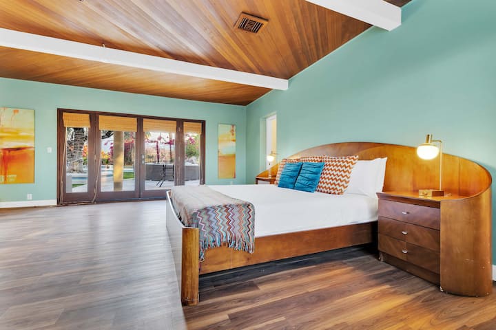 Starlit: Отпуснете се в спалня №1 на основното ни двойно легло, телевизор и самостоятелна баня и тоалетна. Тази спалня с директен достъп до басейна.♀️