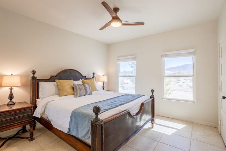 Луна: настанете се в спалня №2 и се отпуснете в просторно двойно легло - вашият дом далеч от дома! ❤️