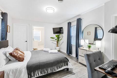 Stylish, Cute & Homey Livonia Getaway