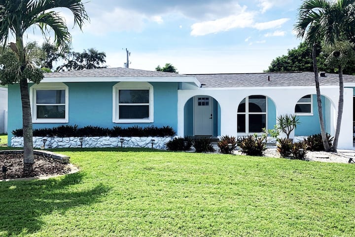Downtown Cape Coral - Palm Tree Retreat - Cape Coral, FL