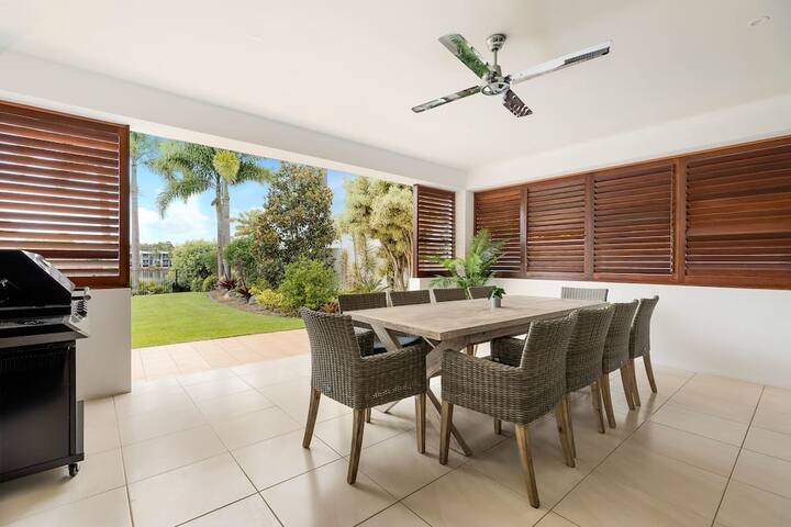 Stunning Waterfront Coastal Retreat, sleeps 15 gallery image 4