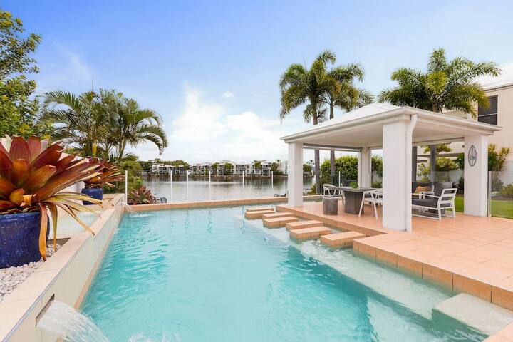 Stunning Waterfront Coastal Retreat, sleeps 15 gallery image 2