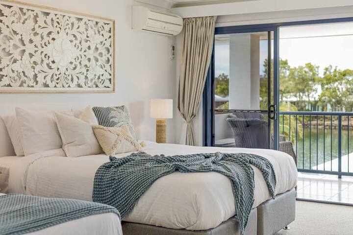 Stunning Waterfront Coastal Retreat, sleeps 15 gallery image 3