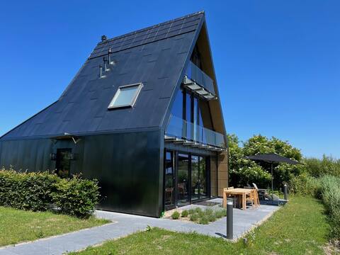Unique villa with fantastic views, near the beac