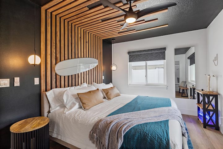 Საძინებელი 2 - საწოლი 193 × 203 სმ. Ამას პოინტ ‑ შესვენების ოთახს ვუწოდებთ. Სერფერის სამოთხის თემატიკით ეს ოთახი იდეალურია სარასოტას ამ საოცნებო საცხოვრებლისთვის.