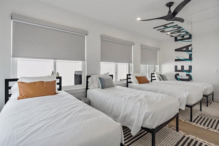 Საძინებელი 3 - ოთხი ორადგილიანი საწოლი. Ხელით შეღებილი კედელი/ჭერის მოხატულობა იკვეთება ოთახის მთელ მარჯვენა მხარეს.