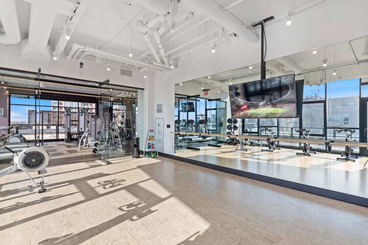 River West 3BR Penthouse Duo: Skyline Comfort gallery image 4