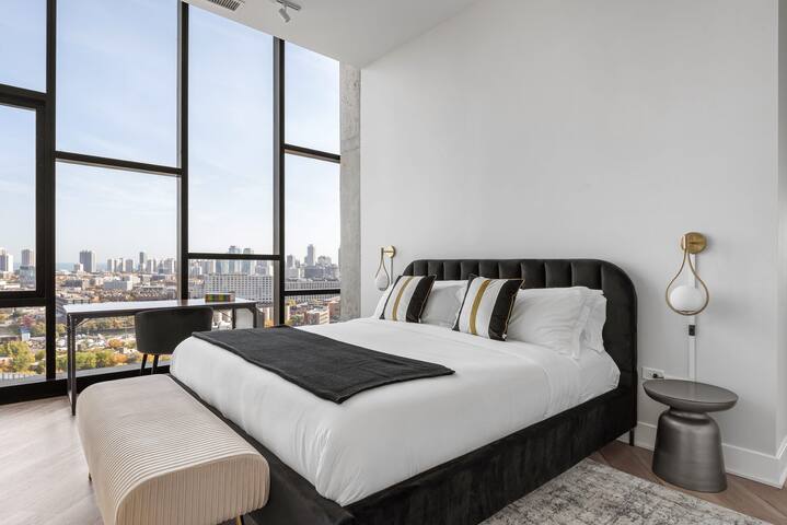 River West 3BR Penthouse Duo: Skyline Comfort gallery image 3