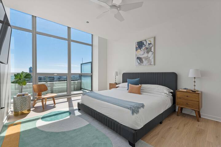 Spacious Penthouse Trio + Skyline Views for Groups gallery image 2