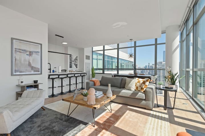 Spacious Penthouse Trio + Skyline Views for Groups