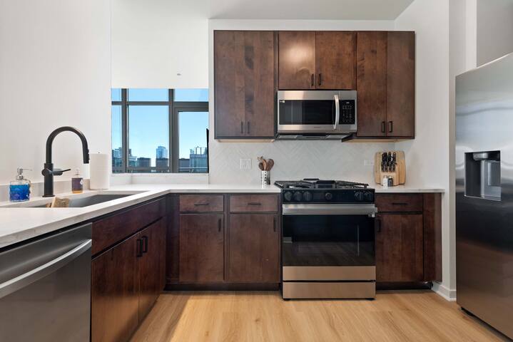 Spacious Penthouse Trio + Skyline Views for Groups gallery image 3