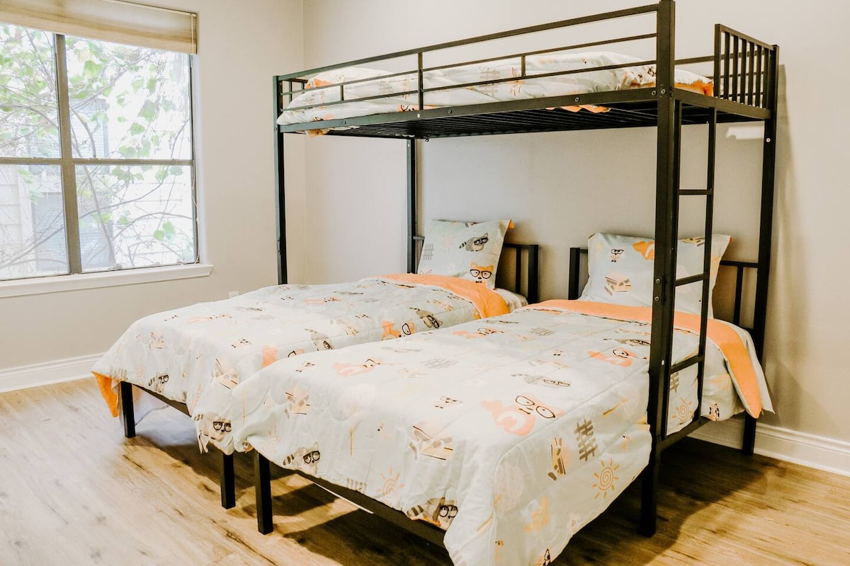 تحتوي غرفة النوم الثالثة على 3 أسرّة مزدوجة الحجم.