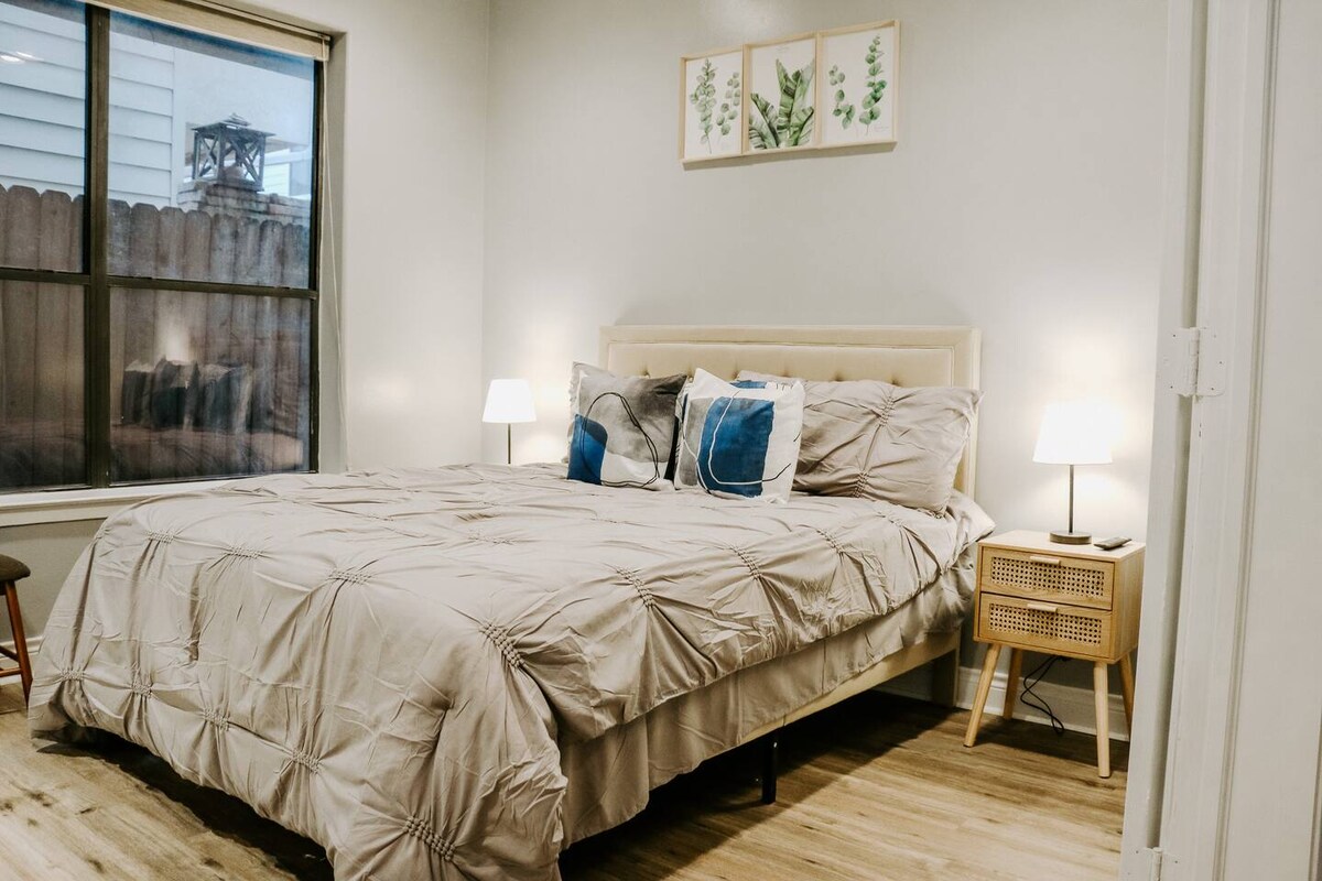 سرير بحجم كبير في غرفة النوم الثانوية