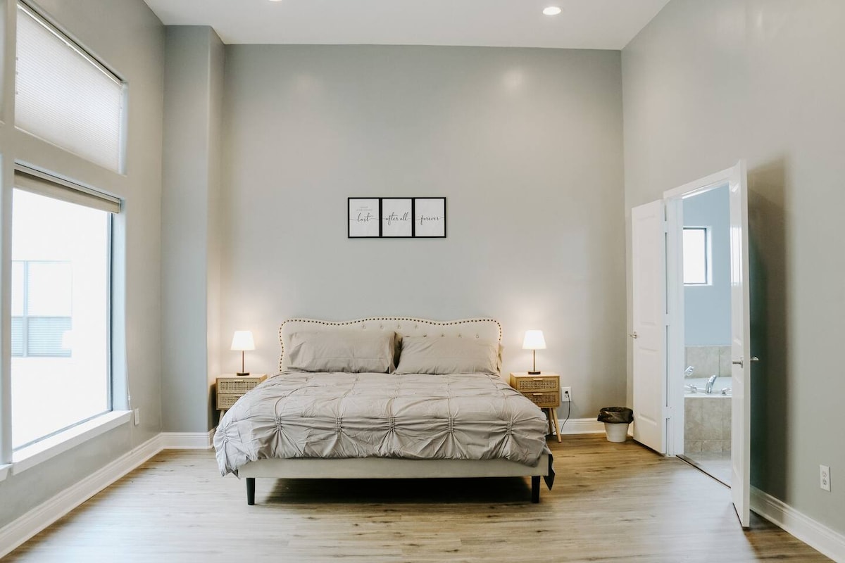 تحتوي غرفة النوم الرئيسية على سرير بمقاس كينج وحمام واسع