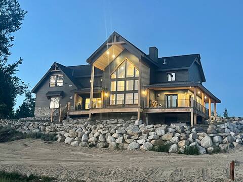 New Lakeside 6 Bedroom Cabin with Private Boat Doc