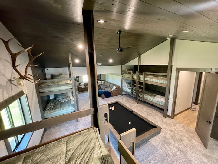 Соба за игри со втора дневна соба и 8 полни кревета