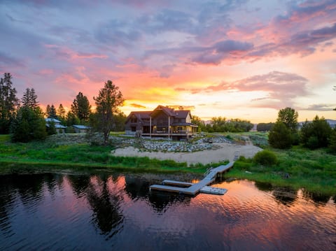 Large Lakeside 7 Bedroom Cabin w/ Private Boat Doc
