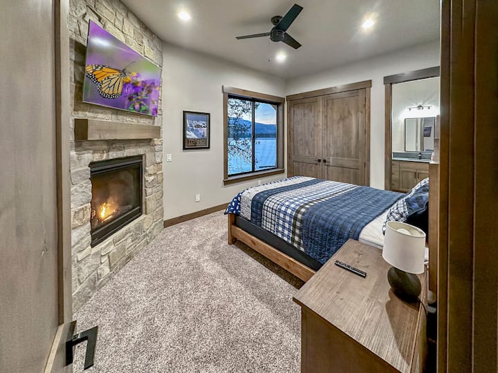 Главна спална соба со брачен кревет (широк 150-179 см)