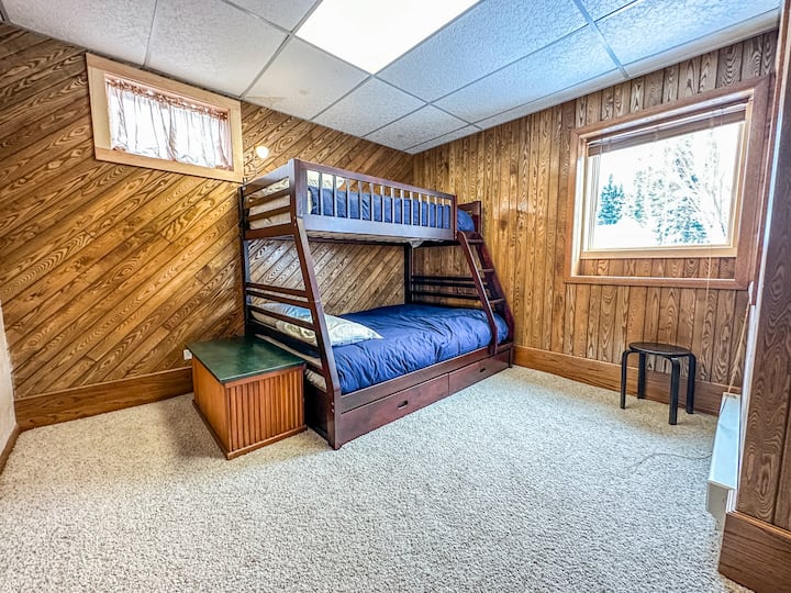 Спална соба 4 со брачен кревет (широк 180-220 см) над двокреветни кревети